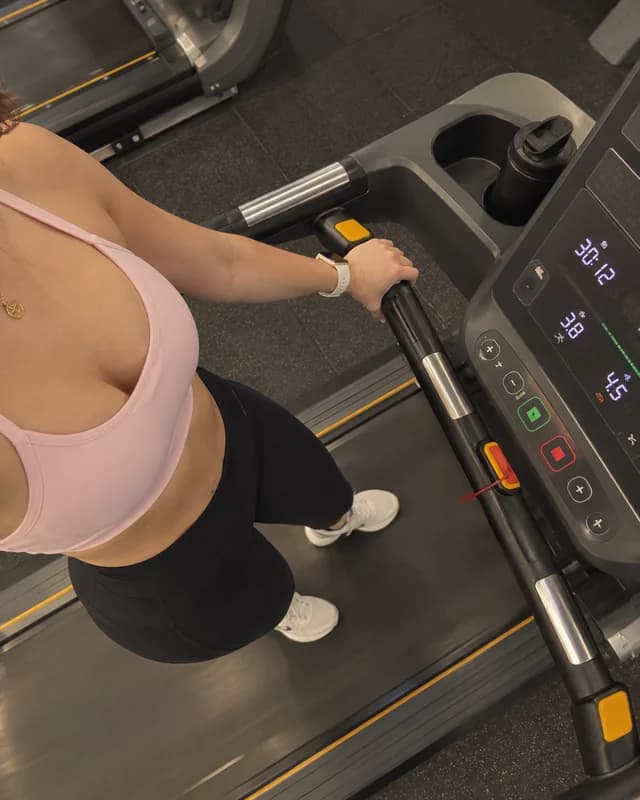 Treino na esteira com smartwatch no pulso