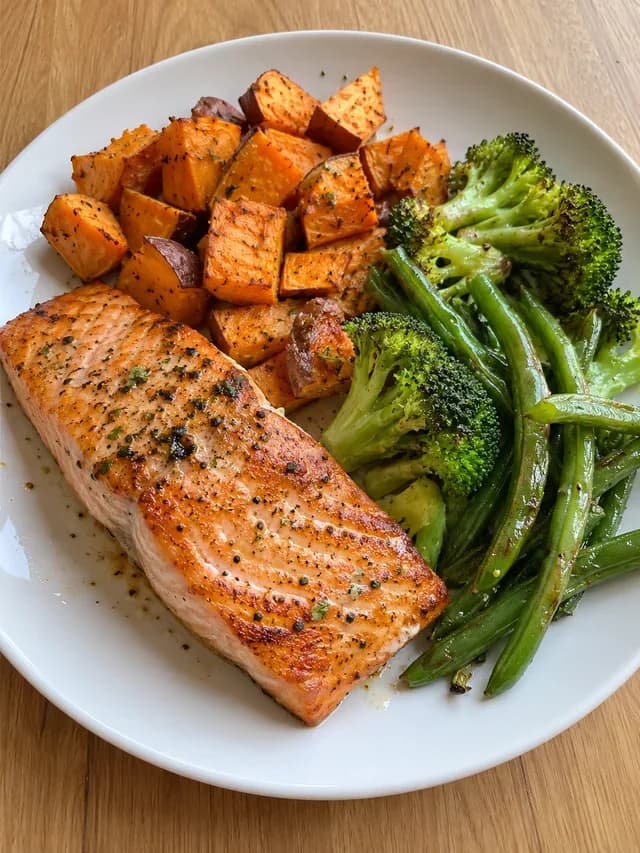 Salmão grelhado com batata-doce, brócolis e vagem