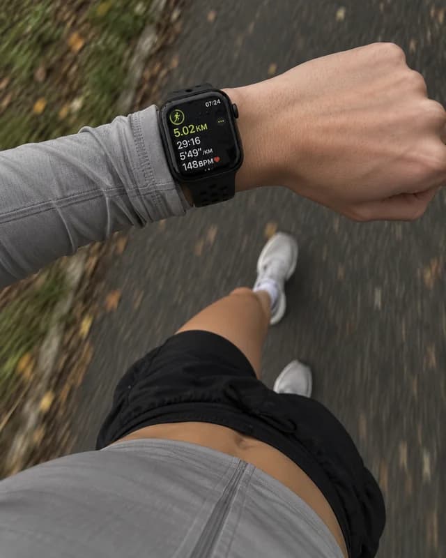 Corrida ao ar livre com smartwatch marcando o percurso