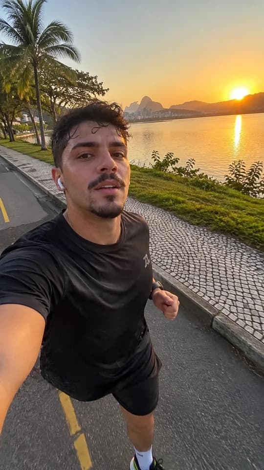 Corrida ao ar livre durante o pôr do sol