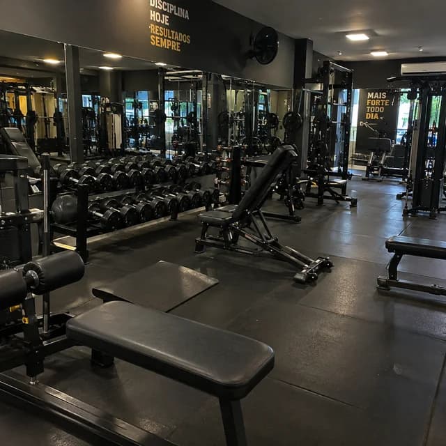 Academia pronta para um treino de musculação