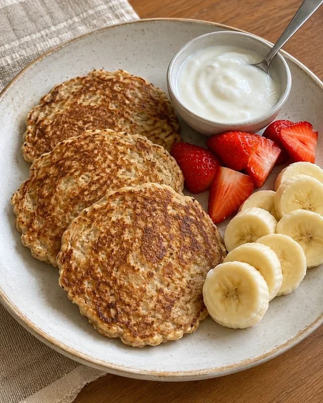 Panquecas de aveia com banana, morangos e iogurte natural