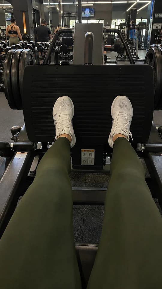 Treino de pernas no aparelho leg press