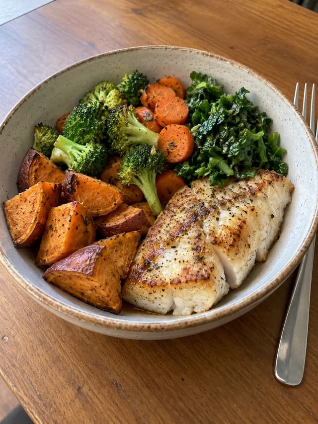 Peixe grelhado com batata-doce, brócolis e cenoura