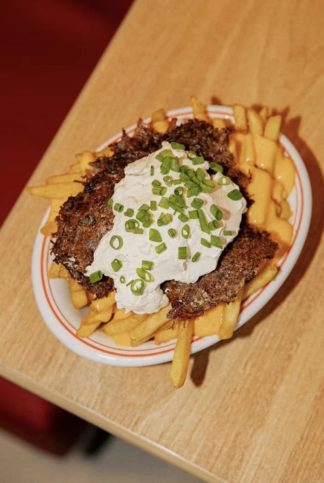 Refeição livre com batata frita, carne e molho