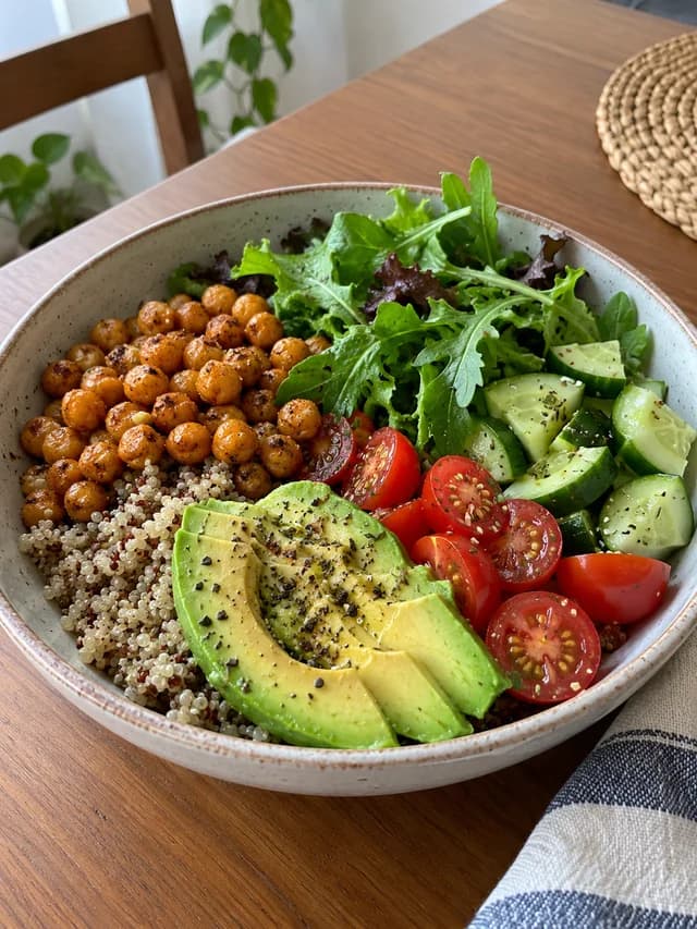 Bowl de quinoa com grão-de-bico, abacate e vegetais